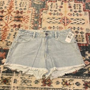 Volcom Women’s 1991 Mid Rise Denim Shorts Size 28